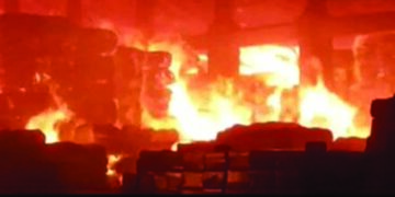 Massive fire engulfs paper mill in Vapi