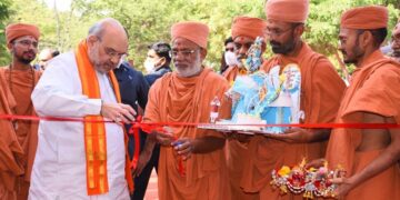 Amit Shah visits two temples in Botad