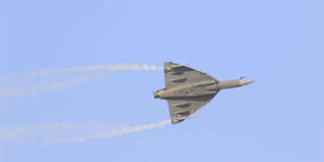 IAF teams showcase their superior flying skills on day 1 of Dubai Air Show