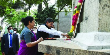 Tamil Nadu Guv visits Veerapandiya Kattabomman Memorial at Kayathar