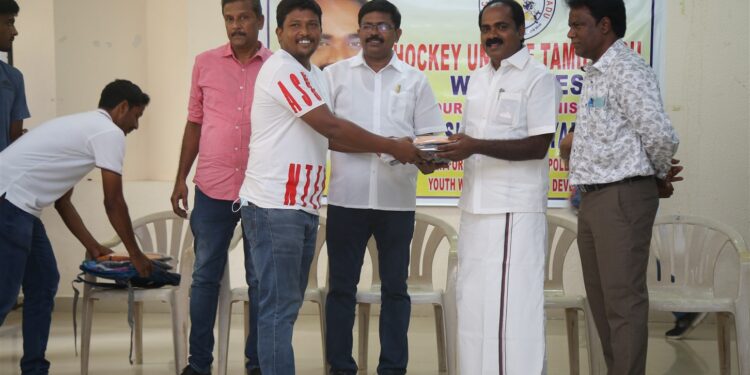 TN Sports Minister hands over Rs 1 lakh worth uniform, kit to 18 hockey players