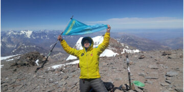 Kazakhstan’s 30th Anniversary: Legendary mountaineer Maksut Zhumaev keeps the Expo spirit on Top of the World!