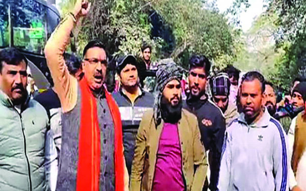 Right wing members seek release of Kalicharan, announce Rs 22 lakh reward to police officer for arresting Owaisi