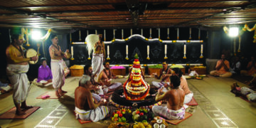 7 priests from Kashi Vishwanath Temple perform Saptarishi Arati to Yogeshwara Lingam