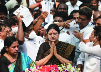 Jaya death anniversary: Loyalists of Chinnamma, AIADMK cadres clash on Marina