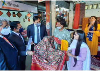 SIDBI honours top 5 artisans and micro entrepreneurs at Swavlamban Mela in Ahmedabad