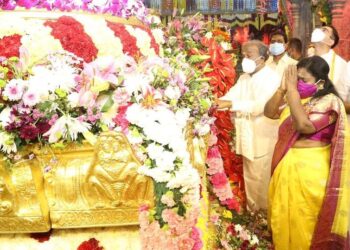 Telangana Guv Dr Tamilisai offers prayers at Tirumala & Thiruchanur temples