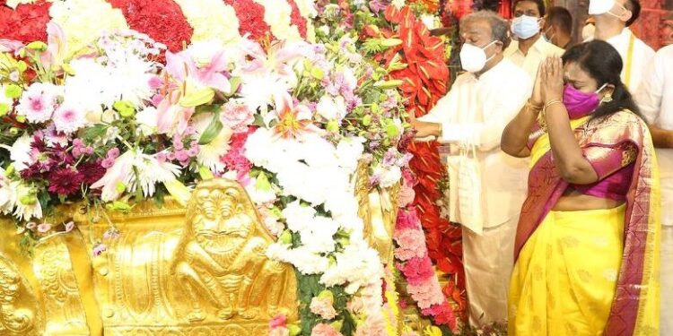 Telangana Guv Dr Tamilisai offers prayers at Tirumala & Thiruchanur temples