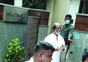 Thalaiva wishes fans outside his home in Chennai