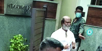 Thalaiva wishes fans outside his home in Chennai