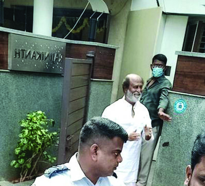 Thalaiva wishes fans outside his home in Chennai