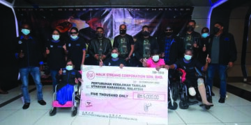 Malaysia Thala Ajith Fan Club loosens  purse strings  for charity at ‘Valimai’ release