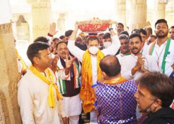 Amidst brainstorming session, Rahul Gandhi offers prayers at Dwarkadhish temple