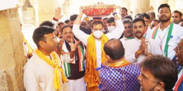Amidst brainstorming session, Rahul Gandhi offers prayers at Dwarkadhish temple