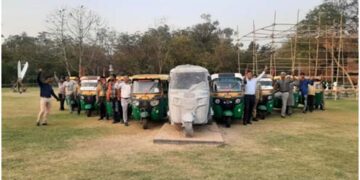 30 reps of Ahmedabad rickshaw associations visit Rajesh Sagara’s exhibition, Lay Witness, at GU