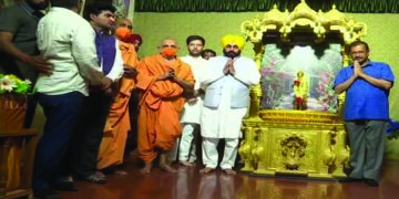 Arvind Kejriwal, Bhagwant Mann offer prayers at Swaminarayan Temple in Ahmedabad