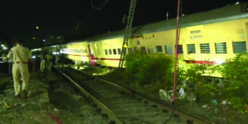 Three coaches of Dadar-Puducherry Express derail in Mumbai but no casualty
