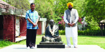 Ahead of Ahmedabad roadshow, Kejriwal, Mann visit Sabarmati Ashram to get inspiration