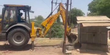 Anand dist administration deploys bulldozers to remove ‘encroachments’, bushes in Khambhat