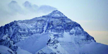 Surgeon couple from Ahmedabad becomes India’s first doctor couple to scale Mt Everest