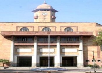 University of Ladakh VC flags off batch of 30 students on exposure cum study tour to Gujarat University