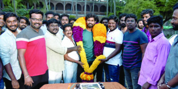 ‘Iyalvadhu Karavel’ team congratulates Kathir on sweeping success of ‘Suzhal’
