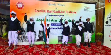 S Rly GM opens photo expo at Tiruvallikeni MRTS Station to mark Iconic Week celebrations