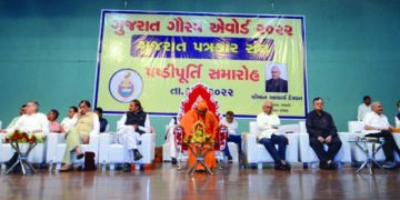 Kankeshwari Mataji confers Gujarat Gaurav Awards on Navjeevan Express editorial advisor, 59 other journos