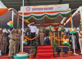 S Railway GM hoists the National Flag on the occasion of 76th Independence Day