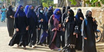 SC notice to Karnataka on pleas against HC order refusing to lift ban on hijab