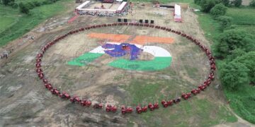 Over 1,000 Gujarat farmers hoist Tricolour at Mahindra Tractors’ 76th I-Day celebrations
