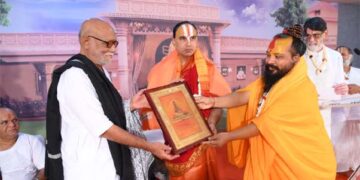 12th edition of award series: Morari Bapu fetes nine scholars, dignitaries on Tulsi Jayanti  