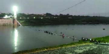 60 dead,  many injured, over 100 missing in Morbi bridge collapse
