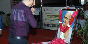 S Rly GM, Madurai DRM pay floral tributes to Mahatma Gandhi, open photo expos
