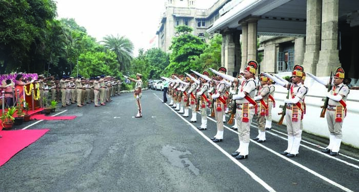 S Rly Principal Financial Advisor administers National Unity Day pledge to HQ staffers
