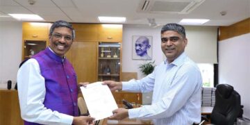 Prof Rajat Moona takes charge as Director of IIT Gandhinagar from Prof Amit Prashant