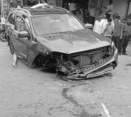 PM’s younger brother, Prahlad Modi, family injured as car hits median near Mysuru