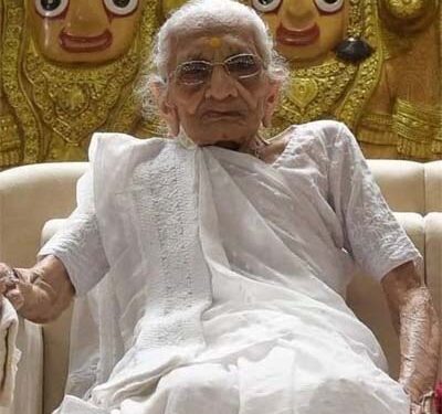 Gujarat Governor, BJP leaders call on PM Modi’s family to offer condolences