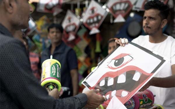 3,500 anti-pollution kites take to Aapnu Amdavad sky to raise awareness on air pollution