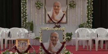 Political leaders and well-wishers attend prayer meet of PM’s mom in Vadnagar