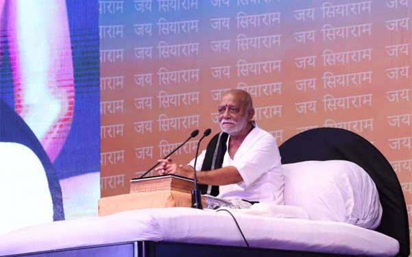 Morari Bapu extends financial support of Rs 11,000 each to 18 Ukraine helicopter accident victims