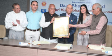 Charusat Prez confers ‘Daan Bhaskar Award’ on USA-based donor Vishnubhai Patel  