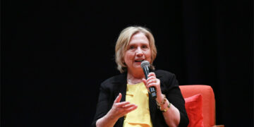 Secretary Hillary Clinton exhorts students to shut off social media to have time for self-reflection