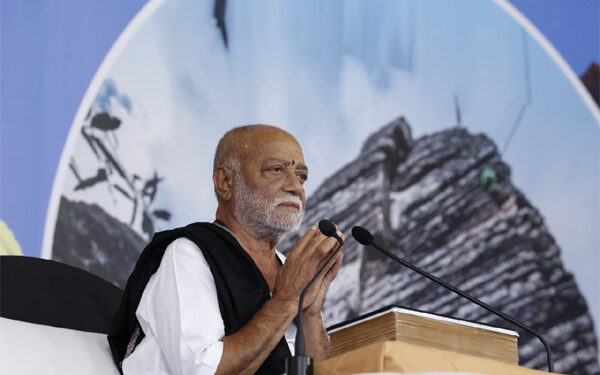 Morari Bapu offers prayers, financial help of Rs 88,000 to Maharashtra accident victims