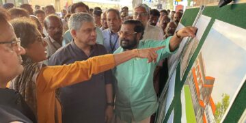 Vaishnaw reviews master plans for redevelopment of TVM Central, Varkala Sivagiri, Kozhikode stations