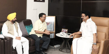 After meeting Kejriwal, Stalin says DMK will strongly oppose Modi govt’s Delhi ordinance