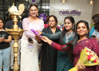 Namitha Marimuthu unveils Natural Salon’s 751st outlet at Gopalapuram