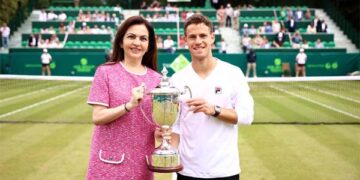 Nita Ambani presents the inaugural Reliance Foundation ESA Cup to Diego Schwartzman