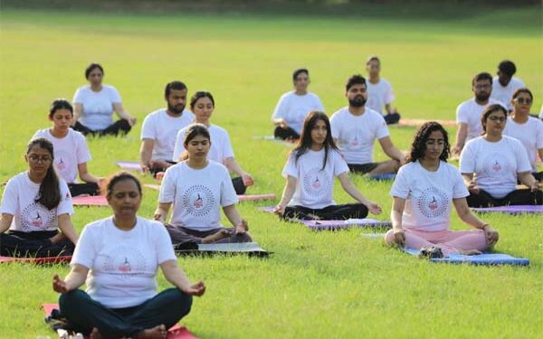 1.25 cr people take part in the Yoga Day celebration at 72,000 venues in Gujarat