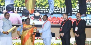 Bhoomi Samman: Prez confers highest-platinum certificate award on 6 dists of Gujarat